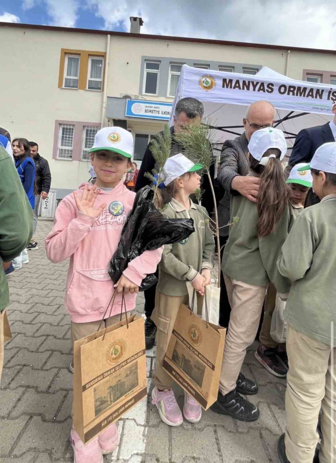 MANYAS’TA ÖĞRENCİLERE FİDAN DAĞITILDI