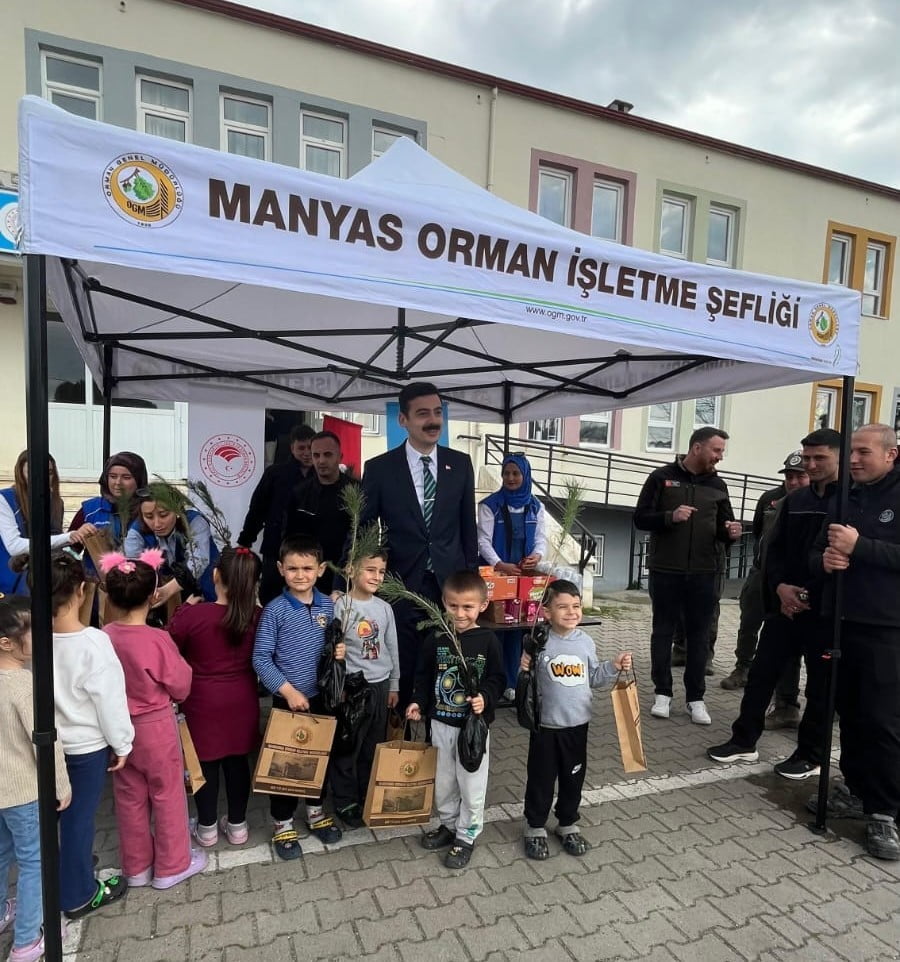 MANYAS’TA ÖĞRENCİLERE FİDAN DAĞITILDI
