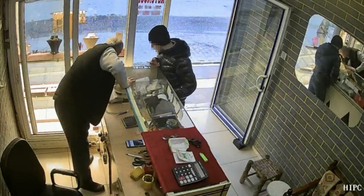 MARDİN’DE KUYUMCUDA YÜZÜK HIRSIZLIĞI KAMERADA