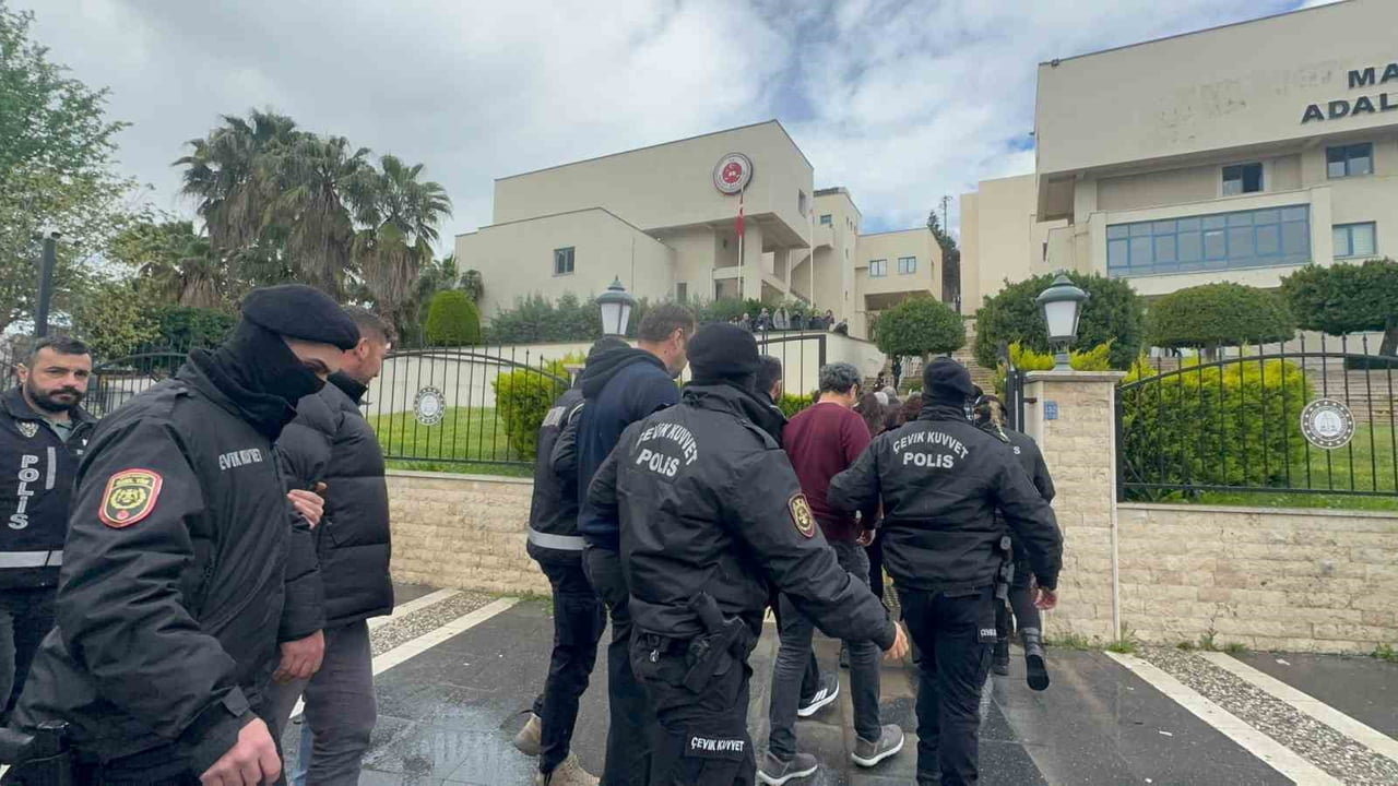 MARMARİS BELEDİYESİ İMAR MÜDÜRLÜĞÜ'NDE GÖREVLİ BİR KAMU GÖREVLİSİNİN 4 BİN DOLAR RÜŞVET ALIRKEN...