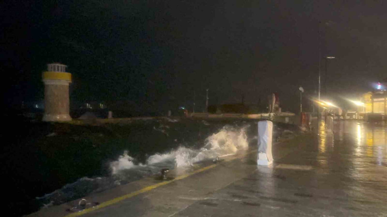 MARMARİS’TE ŞİDDETLİ FIRTINA ETKİLİ OLUYOR