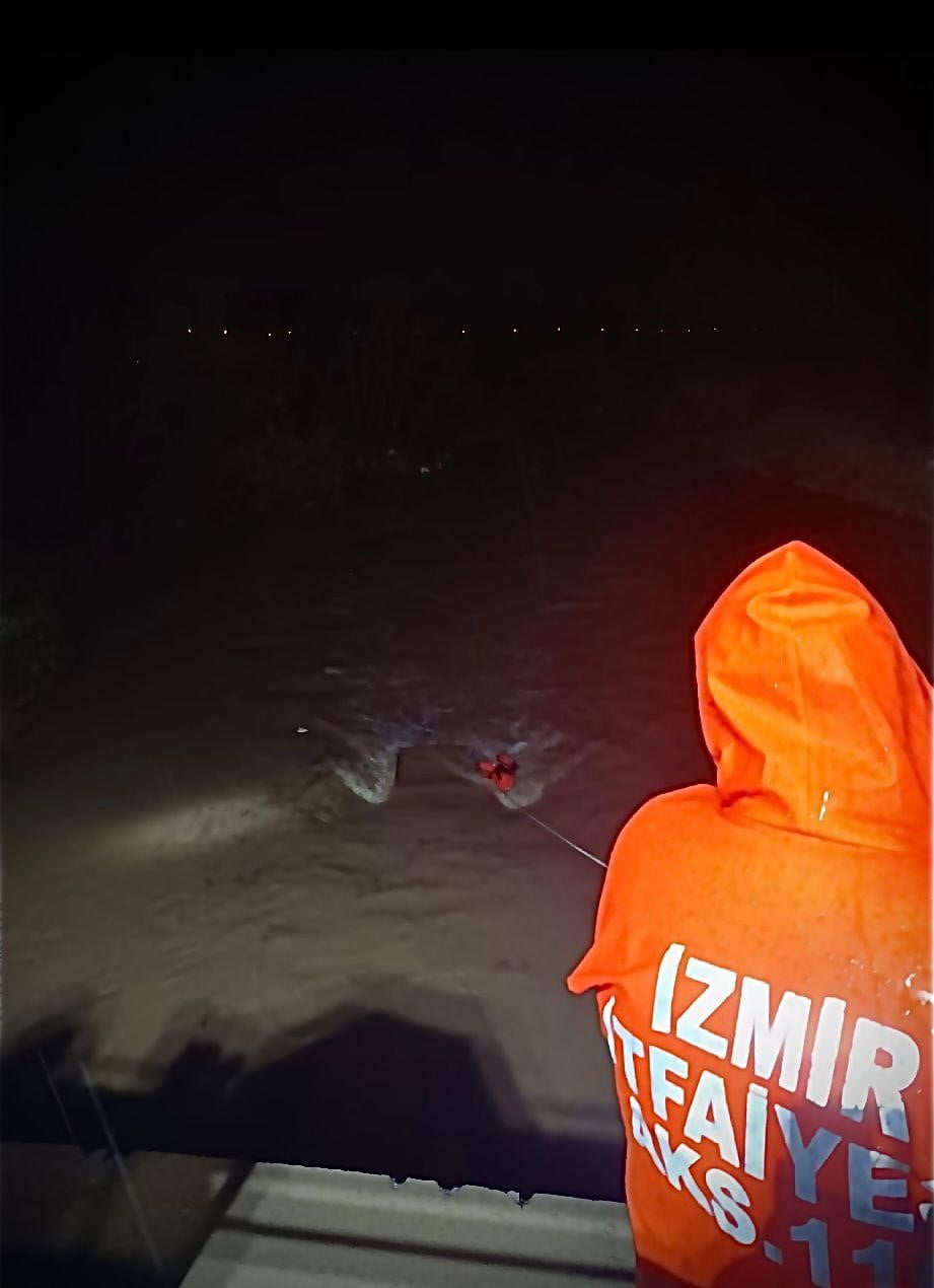 MENDERES İLÇESİNDE DEREYE UÇAN ARAÇTA MAHSUR KALAN VATANDAŞ, İZMİR BÜYÜKŞEHİR BELEDİYESİ’NİN...