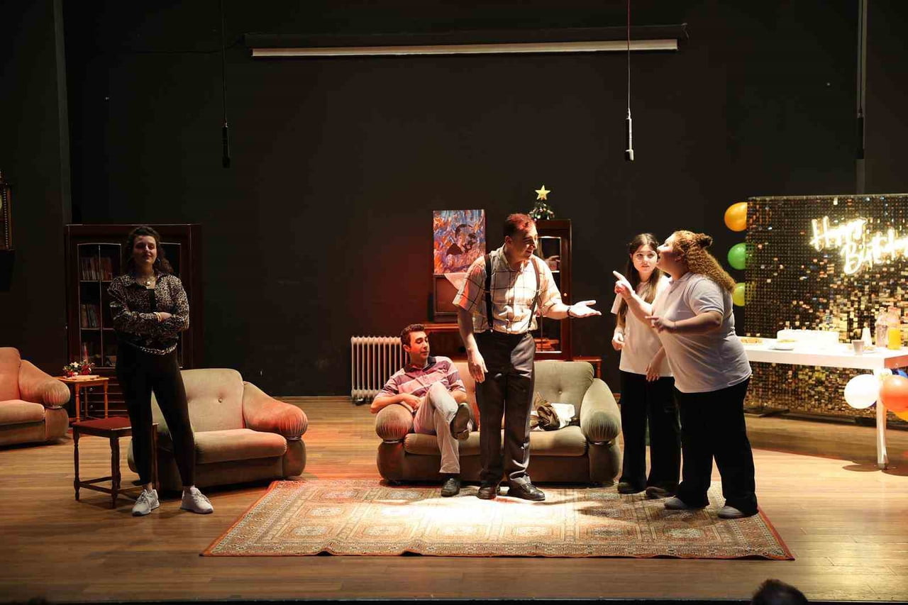 MENEMEN BELEDİYE TİYATROSU, DÜNYA TİYATROLAR GÜNÜ'NÜ SAHNEDE KUTLADI. "YAŞADIĞIM KADARI DA...