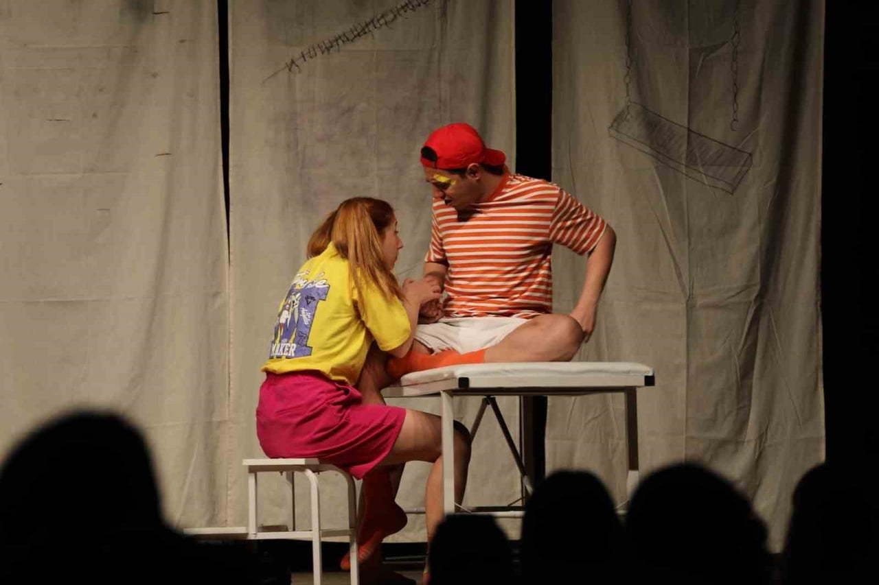 MENTEŞE BELEDİYE TİYATROSU, “ÇOCUK PARKI YARALARI” ADLI TEK PERDELİK DRAM OYUNUNU FETHİYELİ...