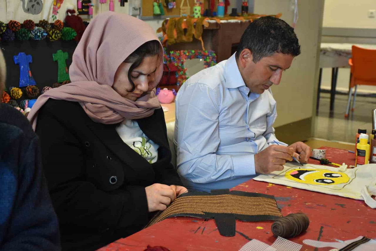 MERKEZDE YÜRÜTÜLEN EL SANATLARI KURSLARI SAYESİNDE HASTALARIN HEM TEDAVİ SÜREÇLERİNE KATKI...