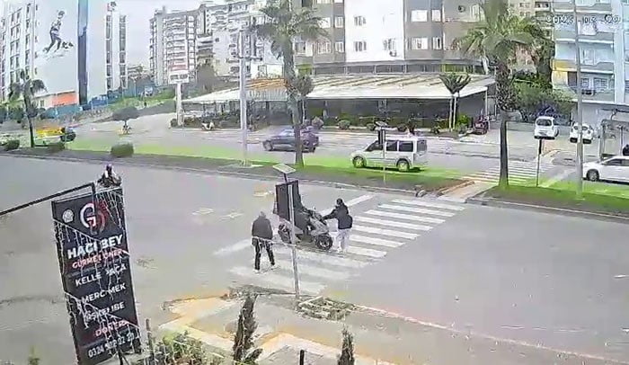 MERSİN'DE MOTOKURYENİN YAYA GEÇİDİNDEN GEÇMEYE ÇALIŞAN KIZ ÇOCUĞUNA ÇARPTIĞI KAZA GÜVENLİK...