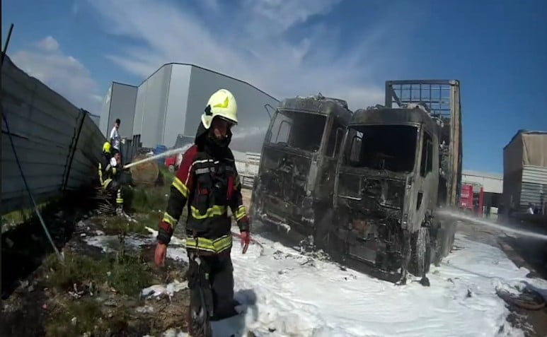 MERSİN'DE PARK HALİNDEKİ BİR TIRDA ÇIKAN YANGIN BİTİŞİKTEKİ BAŞKA BİR TIRA SIÇRARKEN, ALEVLER...