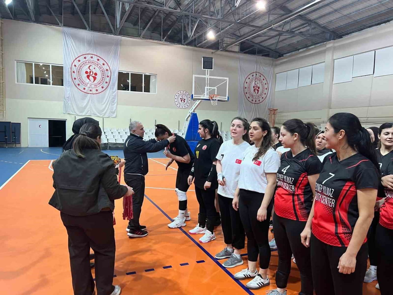 MERSİN'İN ANAMUR İLÇESİNDE, 8 MART DÜNYA KADINLAR GÜNÜ KAPSAMINDA DÜZENLENEN VOLEYBOL TURNUVASI...