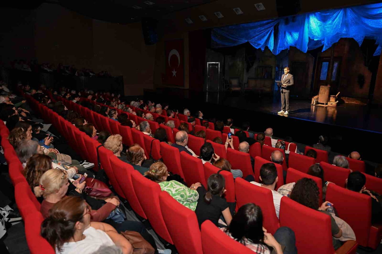 MERSİN BÜYÜKŞEHİR BELEDİYESİ ŞEHİR TİYATROSU, 27 MART DÜNYA TİYATRO GÜNÜ'NÜ SAHNEDE SEYİRCİYLE...