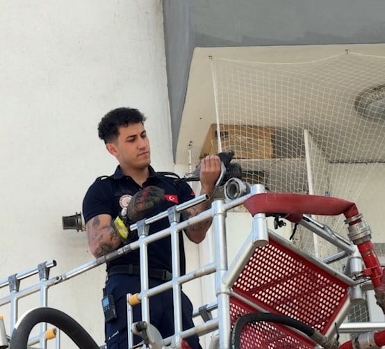 MERSİN’DE BİR APARTMANIN BALKONUNA KUŞLARIN GİRMESİNİ ENGELLEMEK AMACIYLA ÇEKİLEN İP FİLEYE...