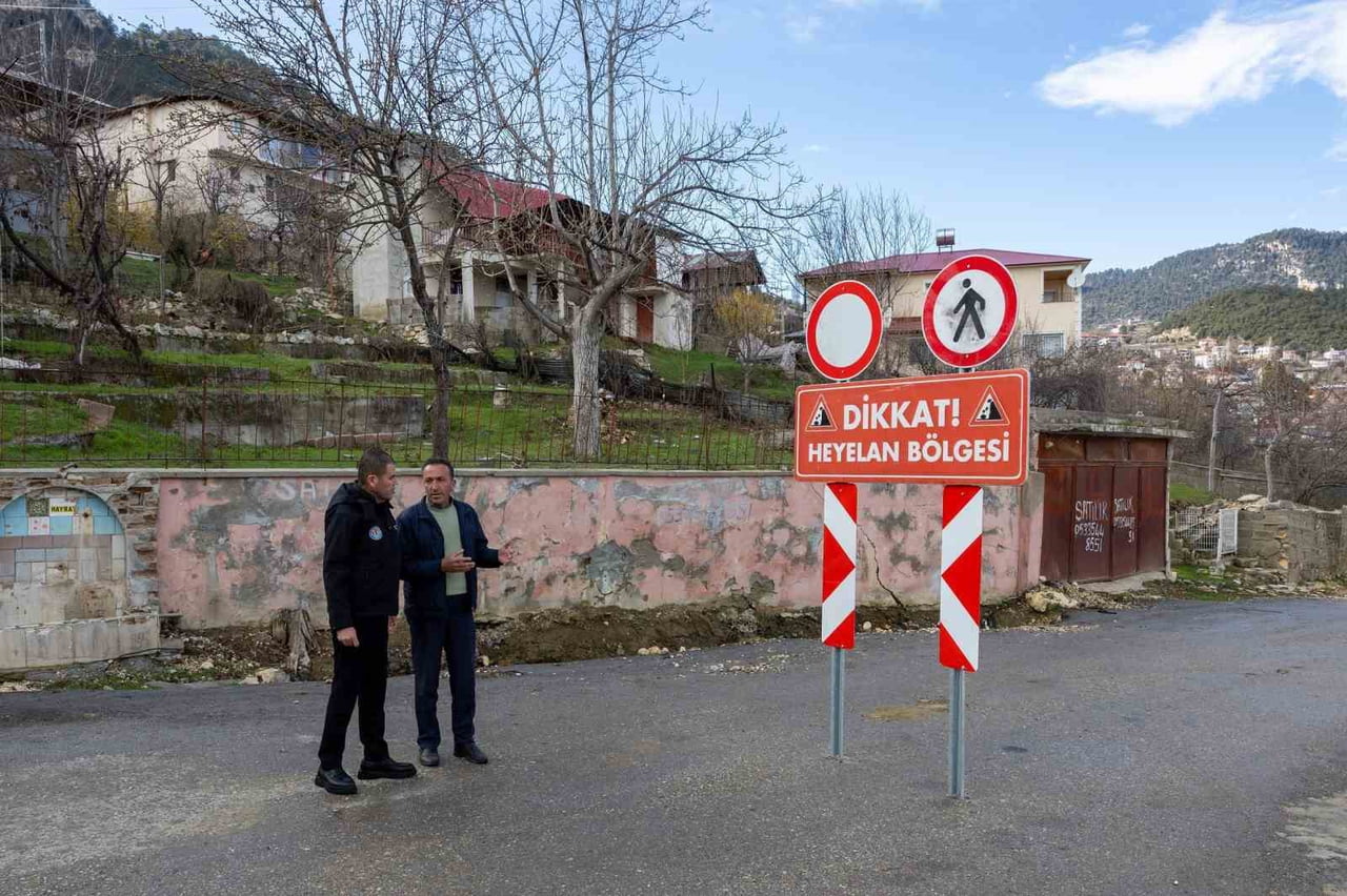 MERSİN’İN KIRSAL BİR MAHALLESİNDE YOĞUN YAĞIŞ SONRASI MEYDANA GELEN HEYELANDA YAKLAŞIK 100 HANE...