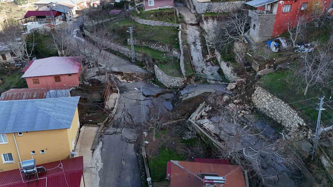 MERSİN’İN KIRSAL BİR MAHALLESİNDE YOĞUN YAĞIŞ SONRASI MEYDANA GELEN HEYELANDA YAKLAŞIK 100 HANE...