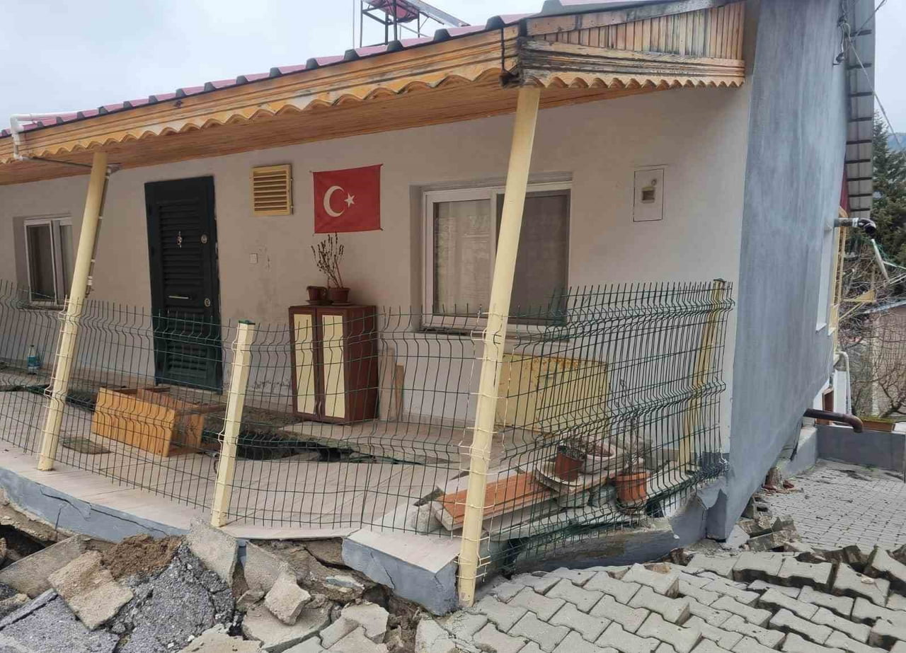 MEZİTLİ İLÇESİNE BAĞLI YÜKSEK KESİMDEKİ MAHALLEDE SAĞANAK YAĞIŞ SONRASI MEYDANA GELEN HEYELANDA...