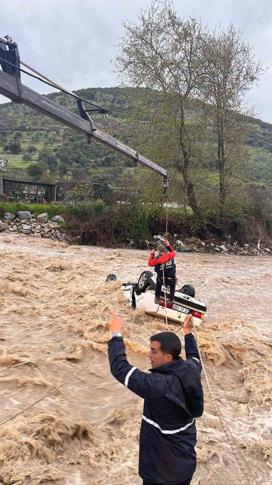 MİLAS’TA DEREYE DÜŞEN ARAÇTA BİR KİŞİ ÖLDÜ
