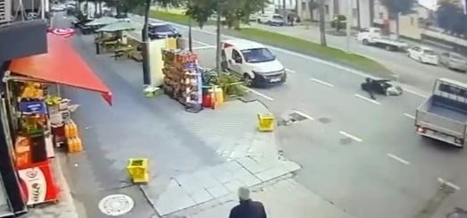 MOTOSİKLET SÜRÜCÜSÜ SELAHATTİN DEMİR (18), HIZLA GELDİĞİ YOLDA DÖNMEKTE OLAN KAMYONETİ GÖRÜNCE...