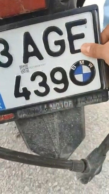 MOTOSİKLETİN PLAKASINI KALEMLE BOYAYARAK DEĞİŞTİREN SÜRÜCÜ, POLİS EKİPLERİNDEN KAÇAMADI. SÜRÜCÜYE...