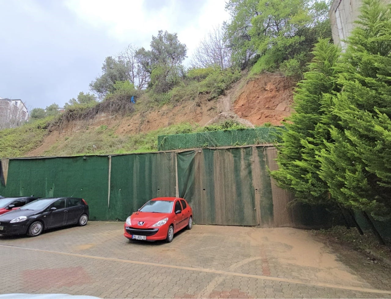 MUDANYA BURGAZ MAHALLESİ KIZILTOPRAK CADDESİ’NDE, KRİSTAL PARK EVLERİ ÖNÜNDE BULUNAN PARKE KAPLI...