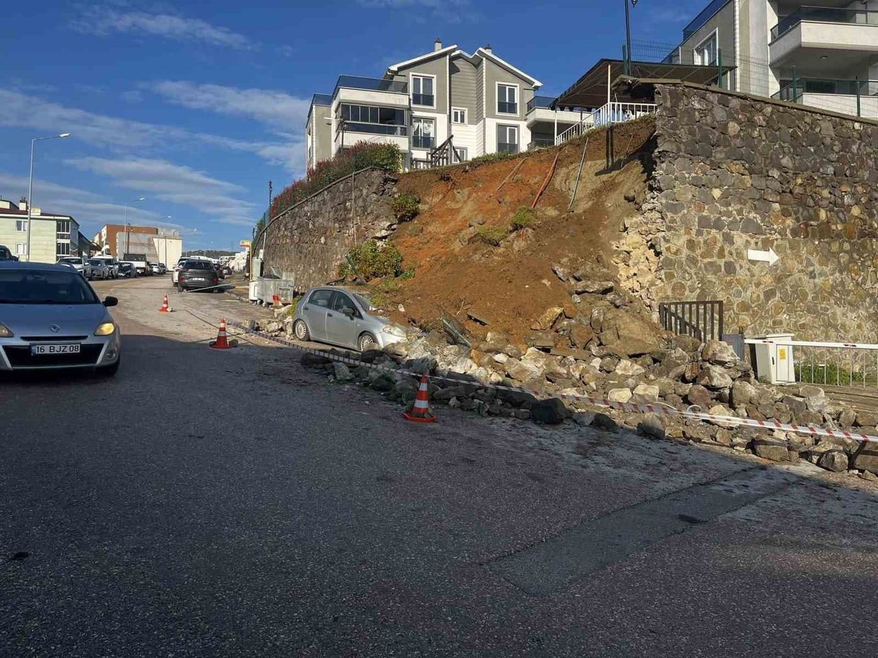 MUDANYA’DA GECE SAATLERİNDE YAĞIŞIN ETKİSİYLE İSTİNAT DUVARI ÇÖKTÜ, PARK HALİNDEKİ ARAÇ...