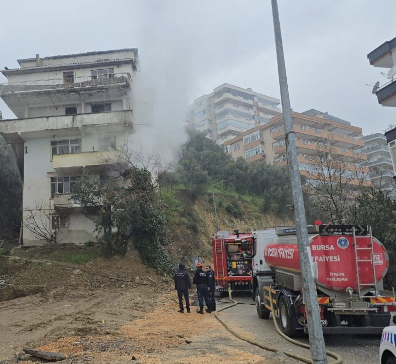 MUDANYA’DA TARİHİ BİNADA YANGIN PANİĞİ ALEV ALEV YANDI