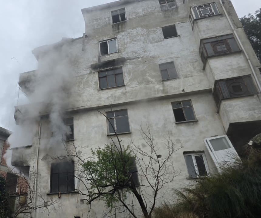 MUDANYA’DA TARİHİ BİNADA YANGIN PANİĞİ ALEV ALEV YANDI