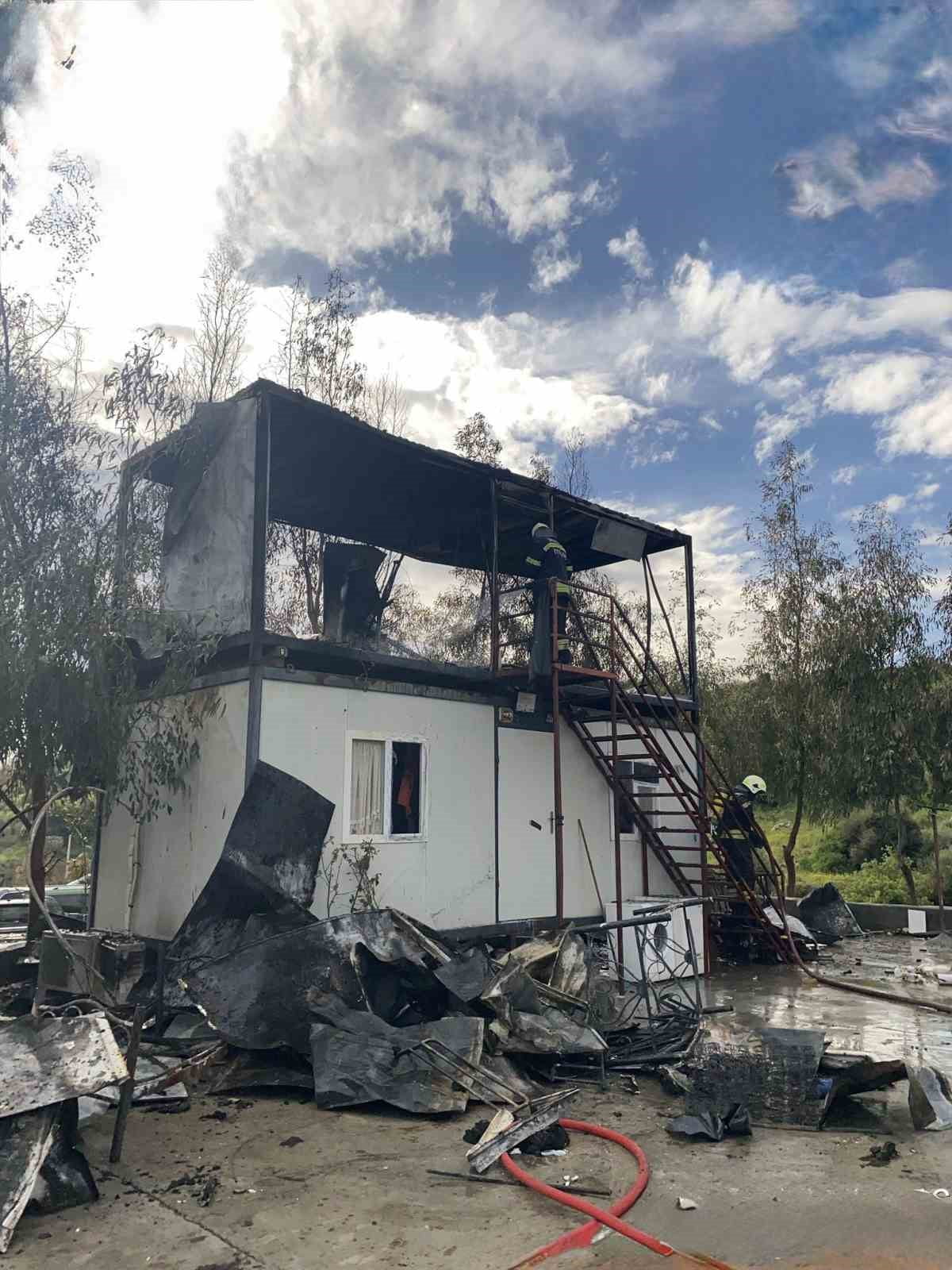 MUĞLA'NIN BODRUM İLÇESİNDE ÜST ÜSTE KONULMUŞ KONTEYNERLERDEN BİRİNDE ÇIKAN YANGIN HASARA YOL...