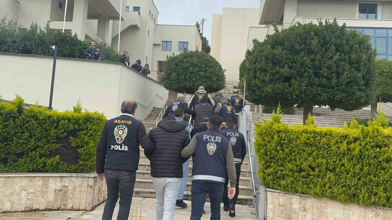 MUĞLA'NIN MARMARİS İLÇESİNDE YABANCI TURİSTLERİ HEDEF ALAN DOLANDIRICILIK OLAYINDA YAKALANAN 4...