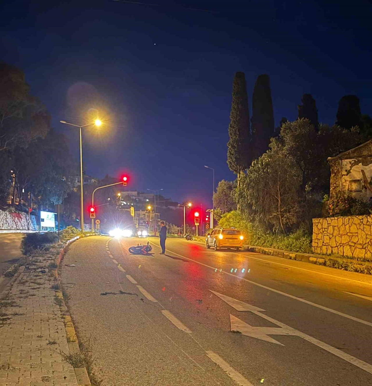 MUĞLA’NIN BODRUM İLÇESİNDE BARİYERE ÇARPAN MOTOSİKLETİN SÜRÜCÜSÜ, KALDIRILDIĞI HASTANEDE YAŞAMINI...