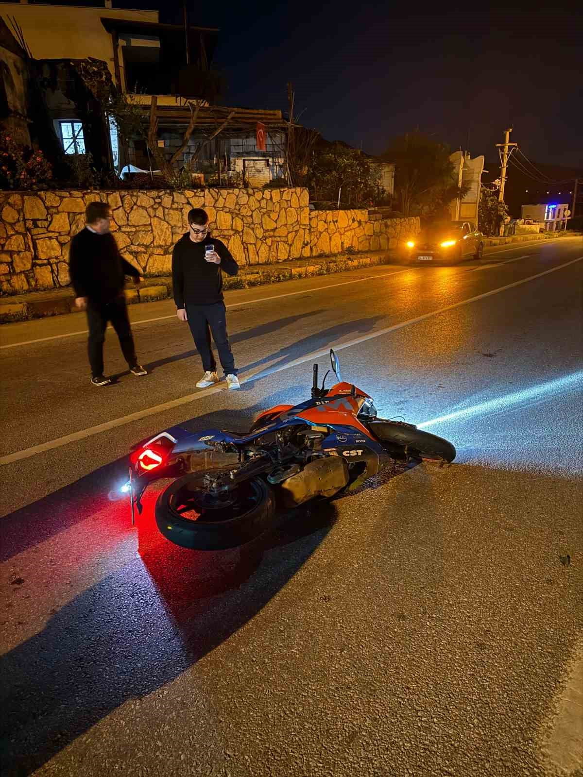 MUĞLA’NIN BODRUM İLÇESİNDE BARİYERE ÇARPAN MOTOSİKLETİN SÜRÜCÜSÜ, KALDIRILDIĞI HASTANEDE YAŞAMINI...