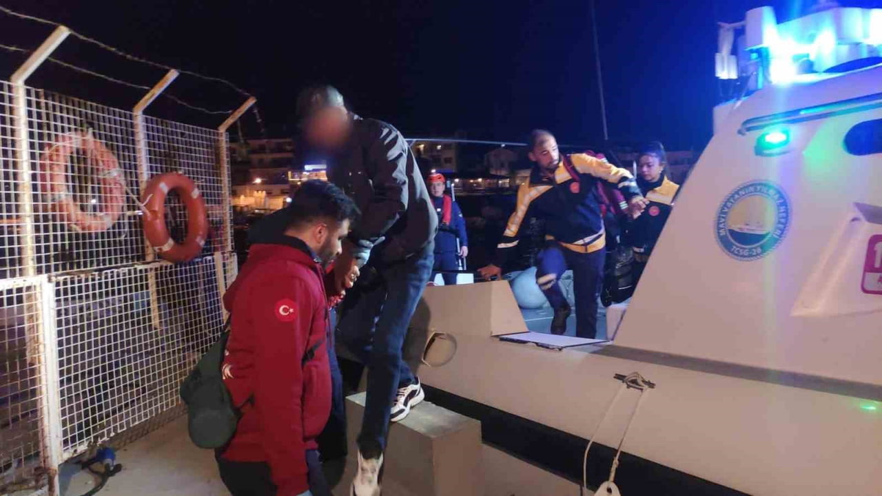 MUĞLA’NIN DATÇA İLÇESİ AÇIKLARINDA TİCARİ GEMİDE RAHATSIZLANAN BİR KİŞİ, SAHİL GÜVENLİK...