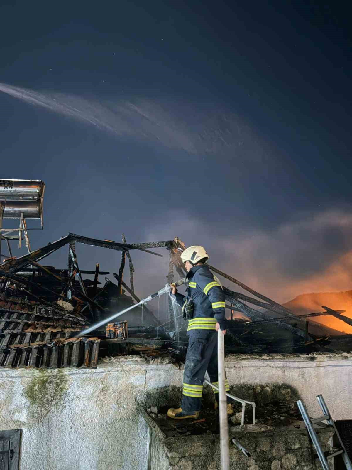 MUĞLA’NIN MİLAS İLÇESİNE BAĞLI SAKARKAYA MAHALLESİNDE BULUNAN İKİ KATLI BİR EVDE YANGIN MEYDANA...