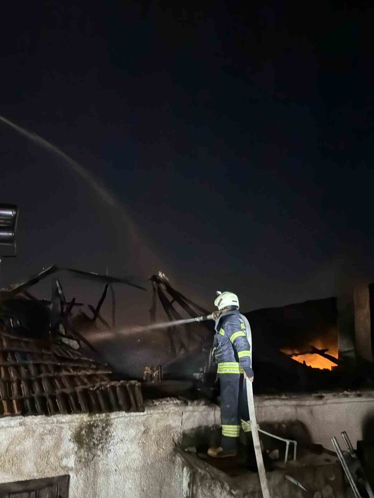 MUĞLA’NIN MİLAS İLÇESİNE BAĞLI SAKARKAYA MAHALLESİNDE BULUNAN İKİ KATLI BİR EVDE YANGIN MEYDANA...