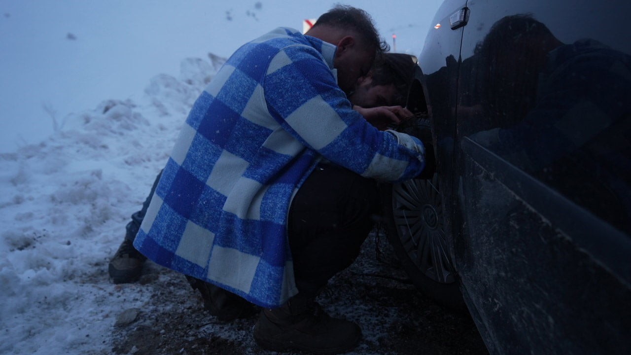 MUŞ İLE BİTLİS’İ BİRBİRİNE BAĞLAYAN GÜVENLİK YOLUNDA KAR KALINLIĞI YER YER 3 METREYE ULAŞTI...