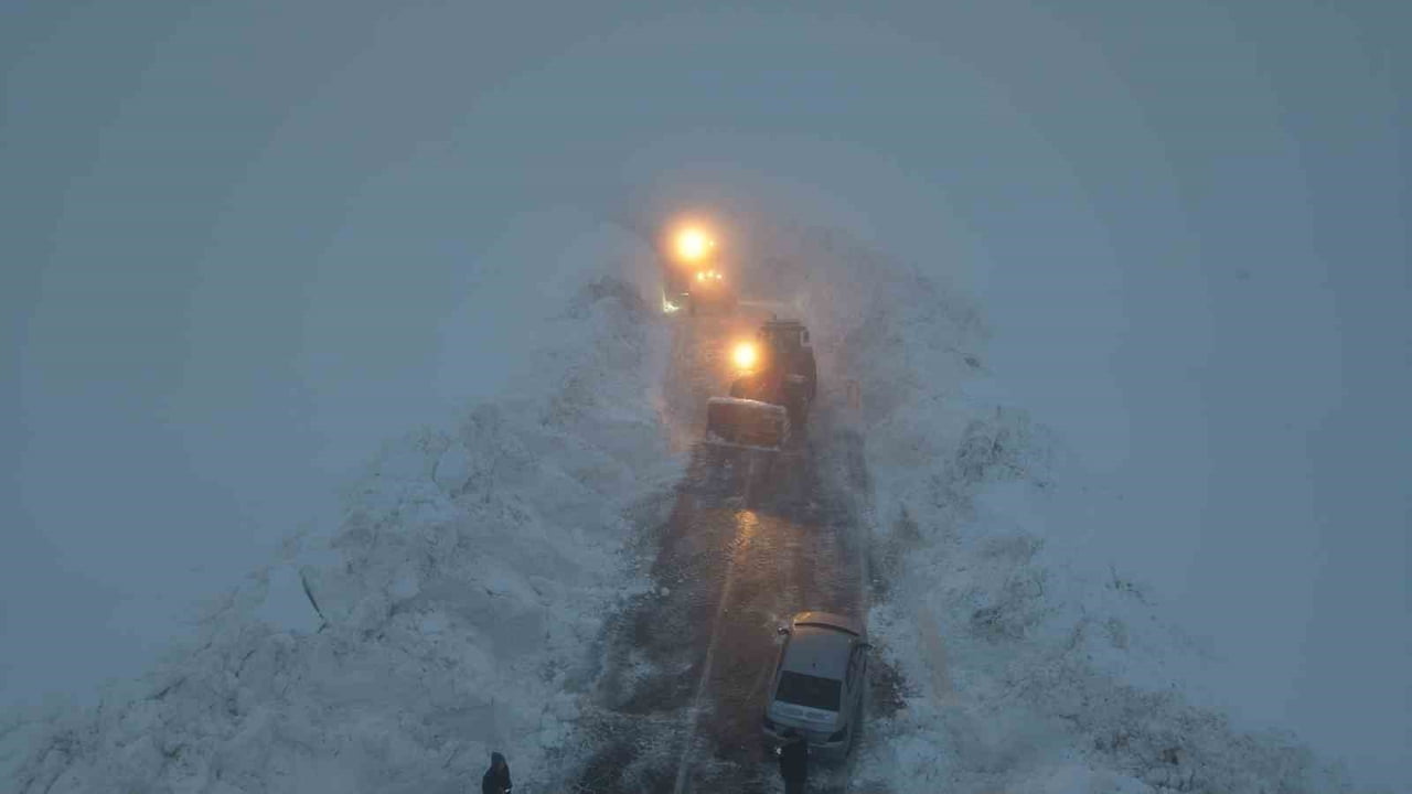 MUŞ İLE BİTLİS’İ BİRBİRİNE BAĞLAYAN GÜVENLİK YOLUNDA KAR KALINLIĞI YER YER 3 METREYE ULAŞTI...