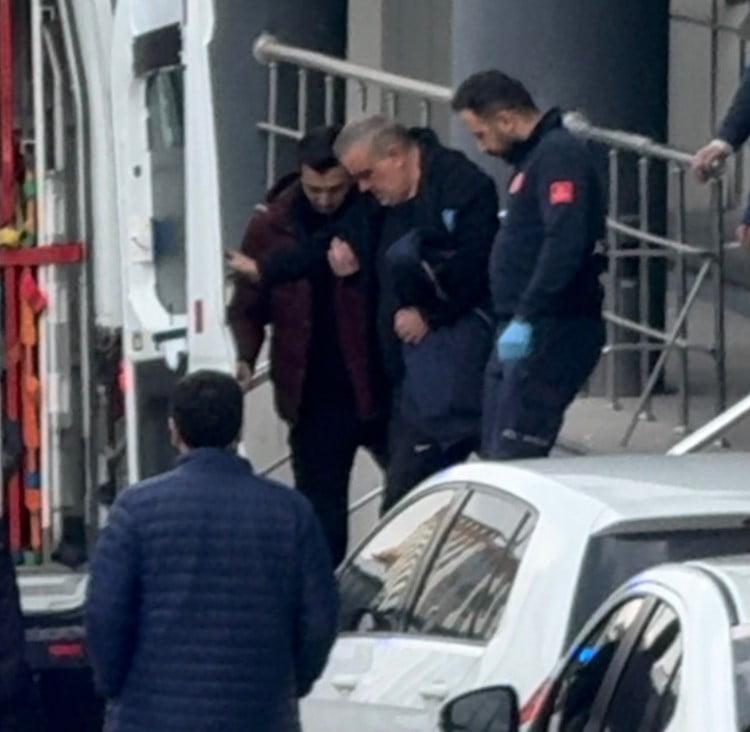 MÜTEAHHİTLERDEN BİRİ FENALAŞINCA, İL EMNİYET MÜDÜRLÜĞÜ'NE ÇAĞRILAN AMBULANSLA HASTANEYE SEVK...