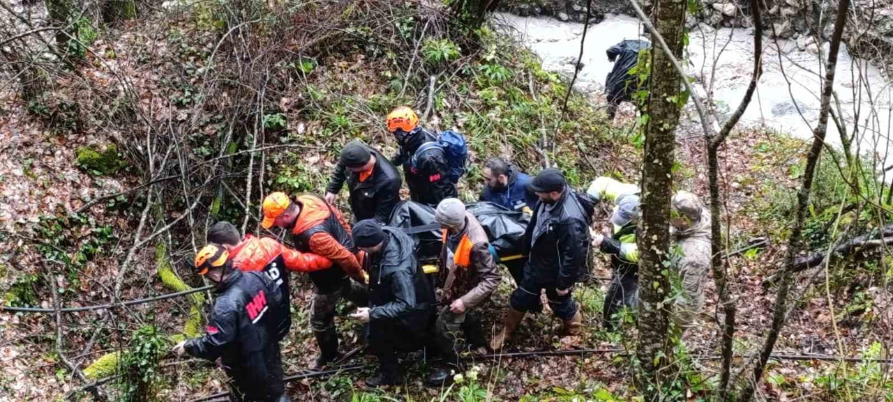 NECDET GÜL'ÜN CENAZESİ SARP ARAZİDEN ÇIKARILARAK HASTANE MORGUNA GÖNDERİLDİ.