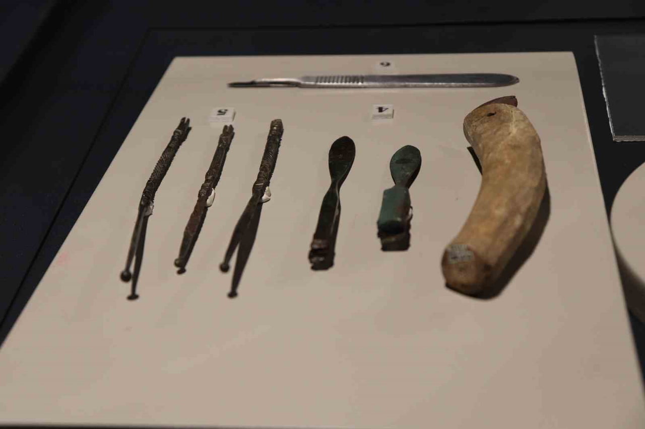NEOLİTİK ÇAĞ’DAN BİZANS DÖNEMİNE UZANAN 130 ESERİN YER ALDIĞI ANTİK TIP ALETLERİ SERGİSİ, DENİZLİ...