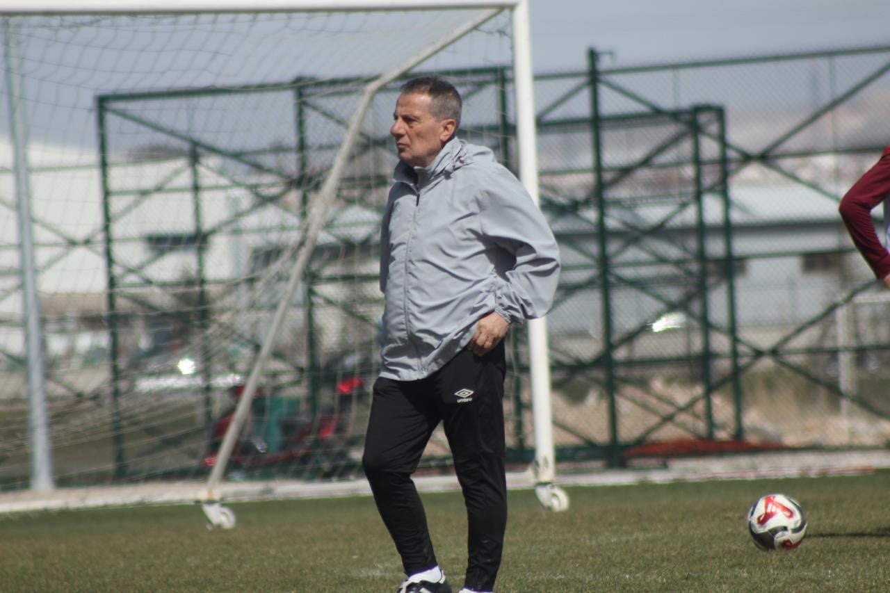 NİĞDE BELEDİYESPOR, TEKNİK DİREKTÖR ADNAN ŞENTÜRK İLE KARŞILIKLI ANLAŞARAK YOLLARINI AYIRDIĞINI...