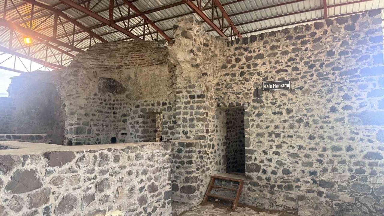 NİKSAR KALESİ ZAMANA MEYDAN OKUYOR