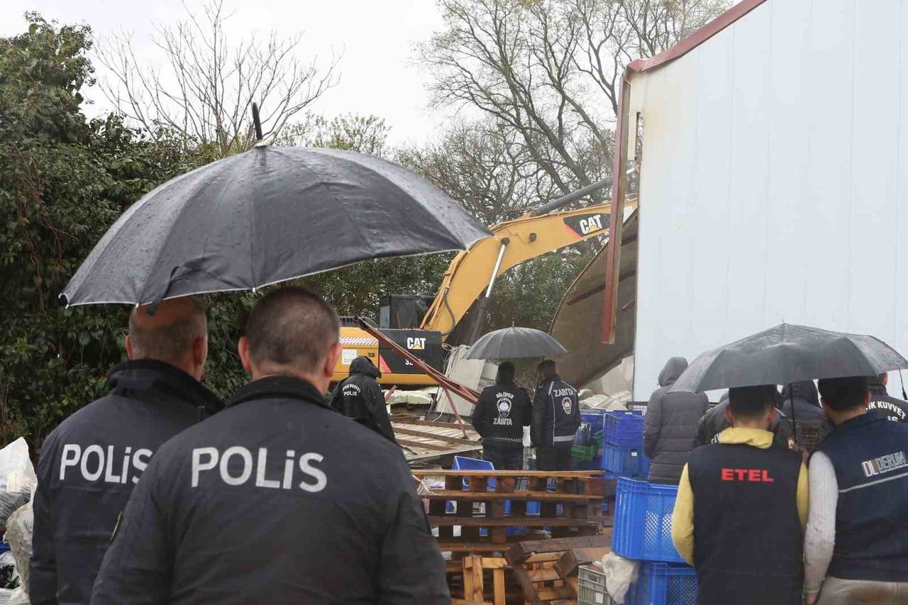 NİLÜFER BELEDİYESİ YIKIM EKİPLERİ, SOĞUK VE YAĞIŞLI HAVAYA RAĞMEN TAHTALI’DA 700 METREKARE...