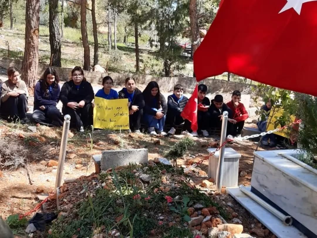 ÖĞRENCİLER, İLÇE ŞEHİTLERİNDEN POLİS MEMURU SEDAT YABALAK’IN KABRİNİ ZİYARET ETTİ.