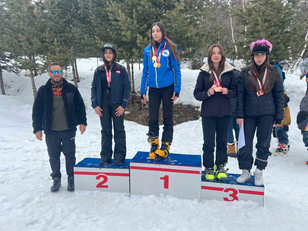 OKUL SPORLARI SNOWBOARD TÜRKİYE BİRİNCİLİĞİ’NDE 28 MADALYA KAZANAN KAYSERİLİ SPORCULAR, ADETA...