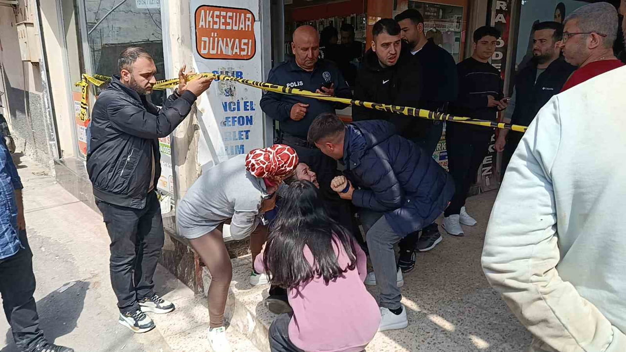 ÖLEN KİŞİNİN YAKINLARI İSE OLAY YERİNDE BAYGINLIK GEÇİRDİ.