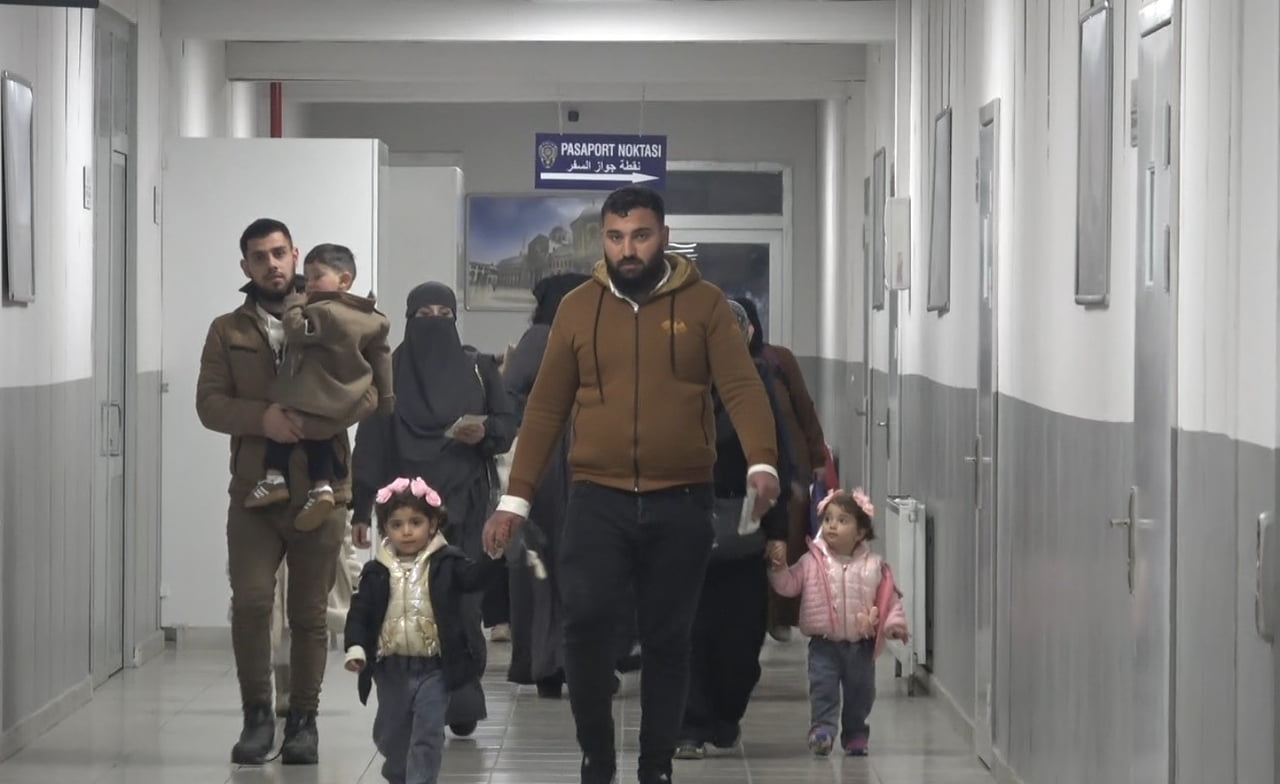 ÖNCÜPINAR’DA SURİYELİLERİN GÖNÜLLÜ DÖNÜŞÜ GECE GÜNDÜZ SÜRÜYOR