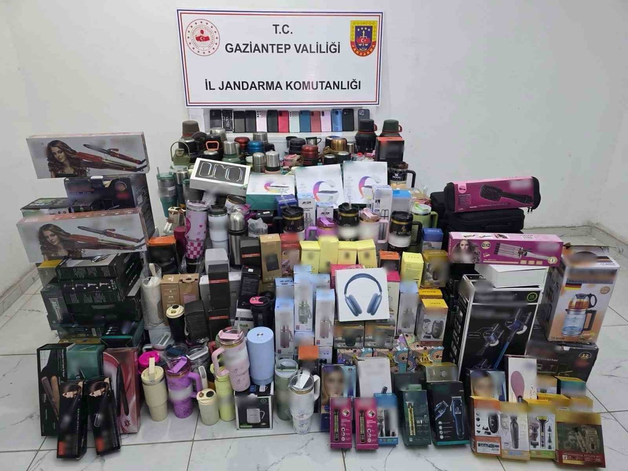 OPERASYONDA 3 MİLYON 200 BİN TL DEĞERİNDE KAÇAK ÜRÜN ELE GEÇİRİLDİ.