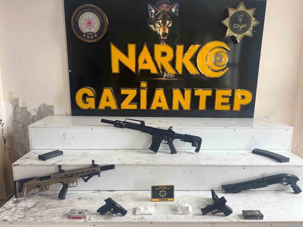 OPERASYONDA, 570 GRAM METAMFETAMİN, 470 GRAM KOKAİN, 3 ADET AV TÜFEĞİ, 3 ADET RUHSATSIZ TABANCA...