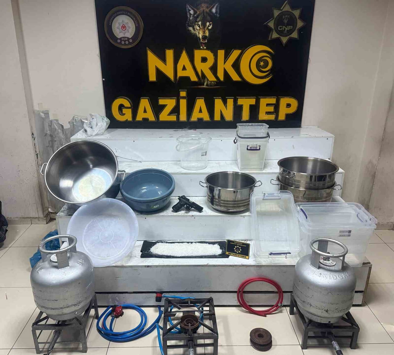 OPERASYONDA, 570 GRAM METAMFETAMİN, 470 GRAM KOKAİN, 3 ADET AV TÜFEĞİ, 3 ADET RUHSATSIZ TABANCA...