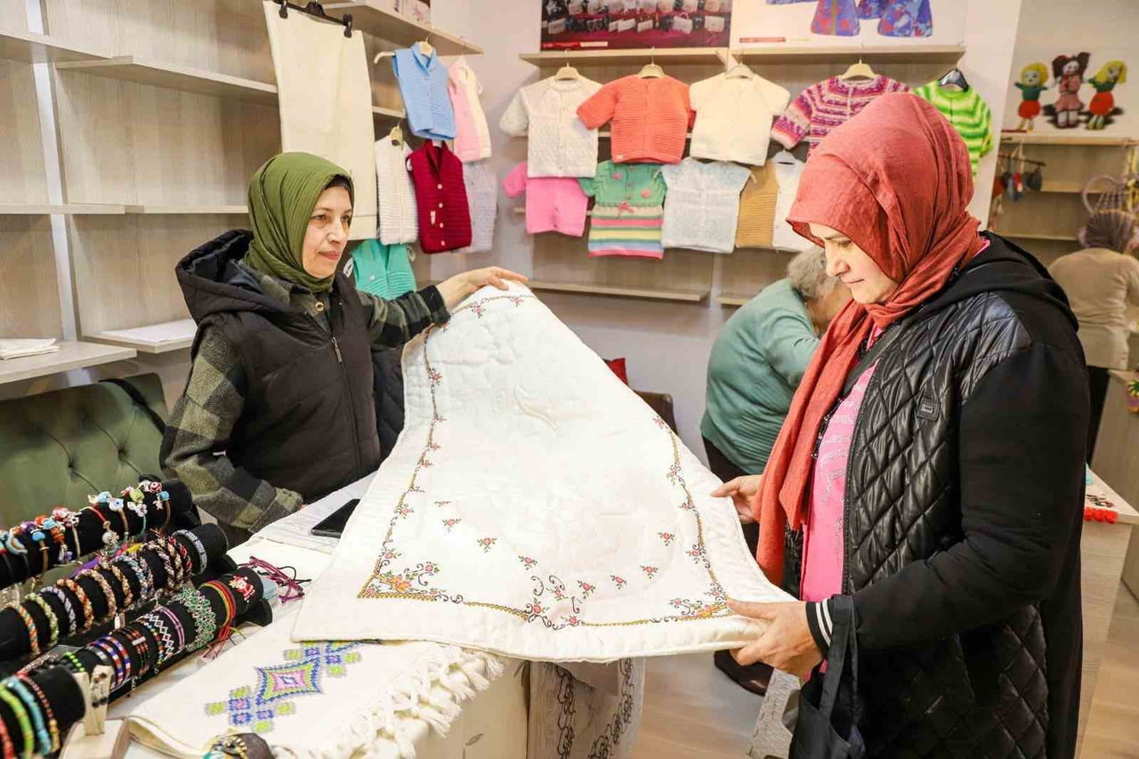 ORDU BÜYÜKŞEHİR BELEDİYESİ’NİN KADIN ODAKLI SOSYAL PROJELERİ KAPSAMINDA HİZMETE AÇILAN EL EMEĞİ...
