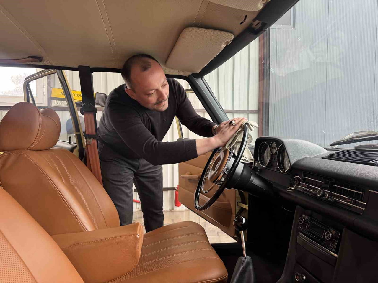 ORDU’NUN ÜNYE İLÇESİNDE YAŞAYAN 41 YAŞINDAKİ OTOMOBİL TUTKUNU SALİM PALABIYIK, BİR DOSTUNUN...