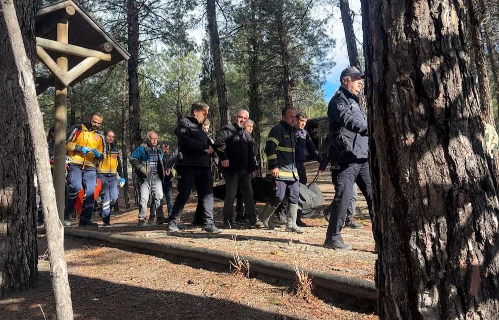 ORMANLIK ALANA YÜRÜYÜŞ YAPMAYA GELEN GENÇLER BİR ERKEK CESEDİ İLE KARŞILAŞTI. GENÇLERİN İHBARI...