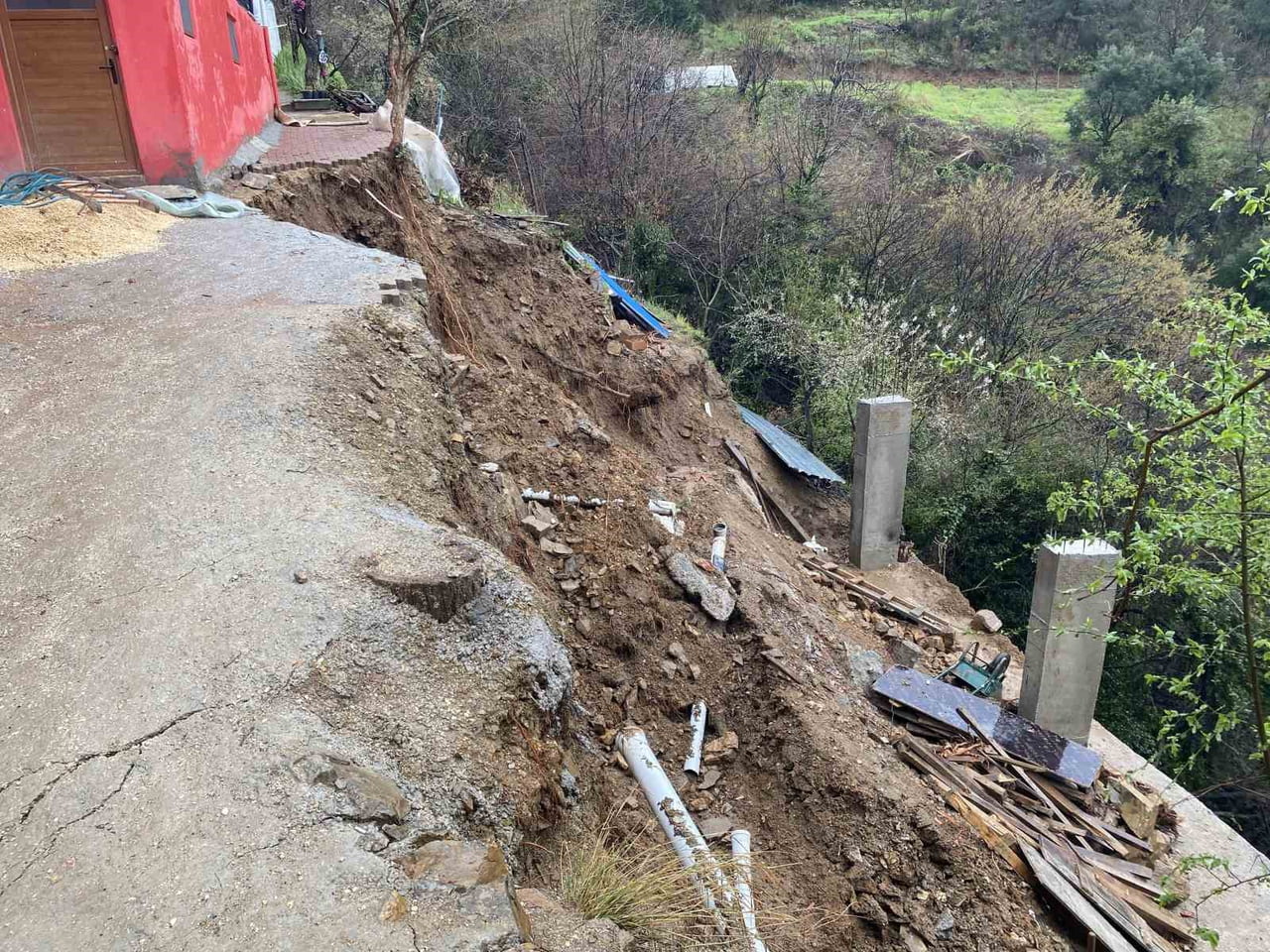 OSMANGAZİ İLÇESİ ÇEKİRGE MAHALLESİ 1. ÇEYİZ SOKAK'TA TOPRAK KAYMASI YAŞANDI